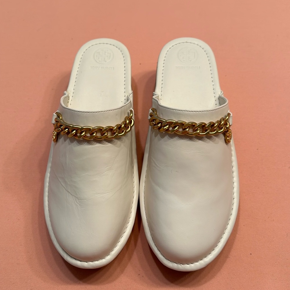 New Tory Burch Ivory Mini Benton Clogs with Gold Charm. Size 8.5.